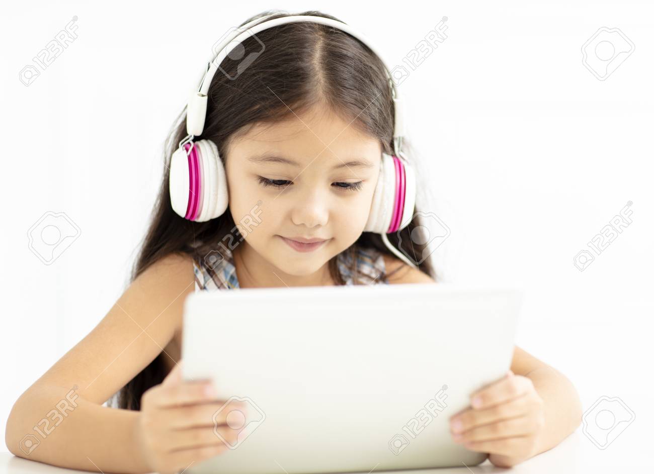 Qué música escuchan los niños de 8 a 12 años 2023 2 Niños usando tablet con auriculares