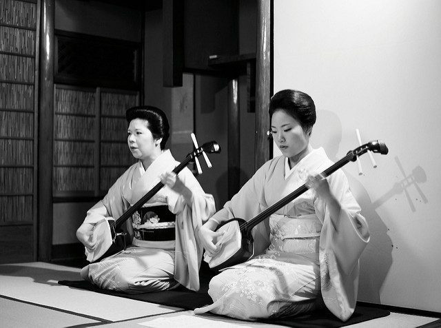Cómo se llama el instrumento que tiene 3 cuerdas 3 Shamisen japonés tradicional