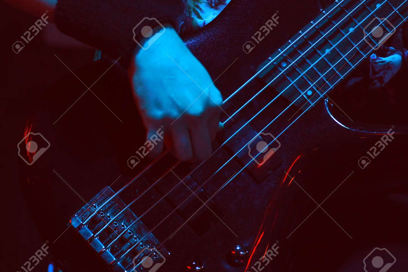 Bajista tocando bajo de 5 cuerdas