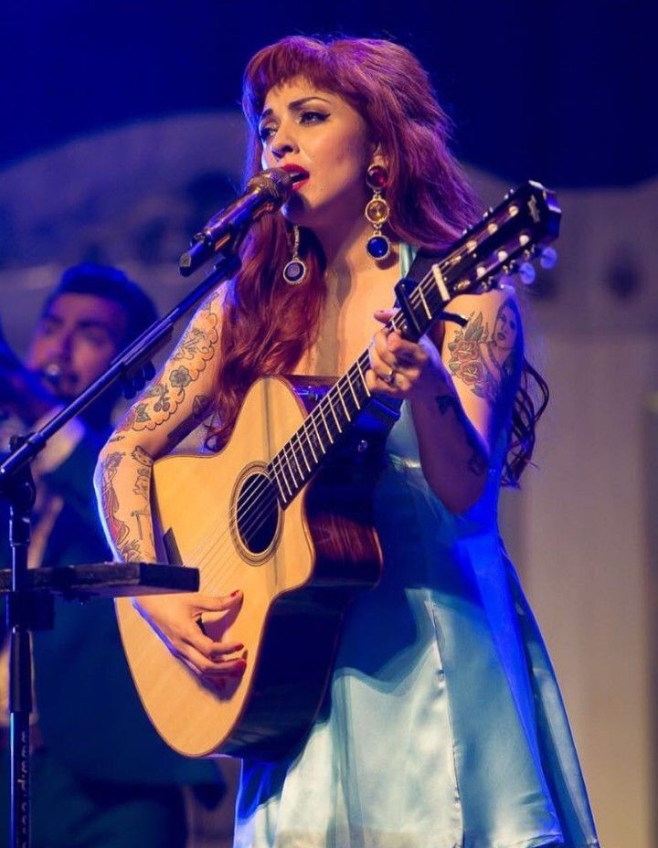 Cuando sacó su primera canción Mon Laferte 2 Mon Laferte tocando guitarra