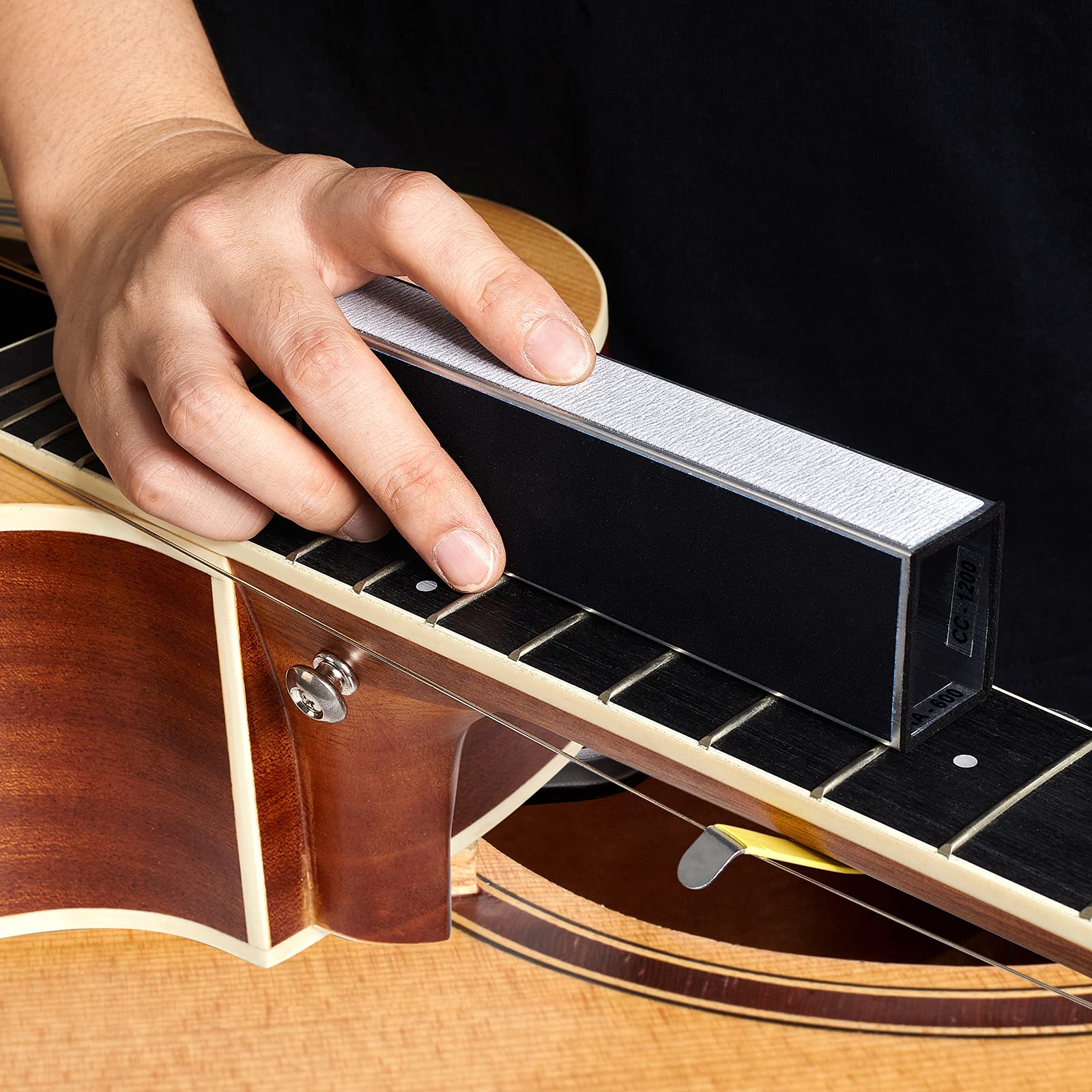 Herramientas luthier ensamblando guitarra