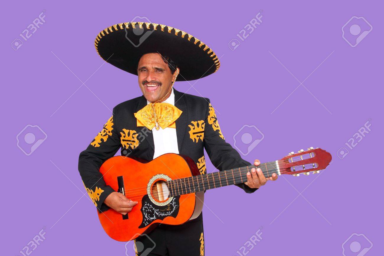 Cuántas versiones de Las Mañanitas hay 2 Mariachis tocando guitarra