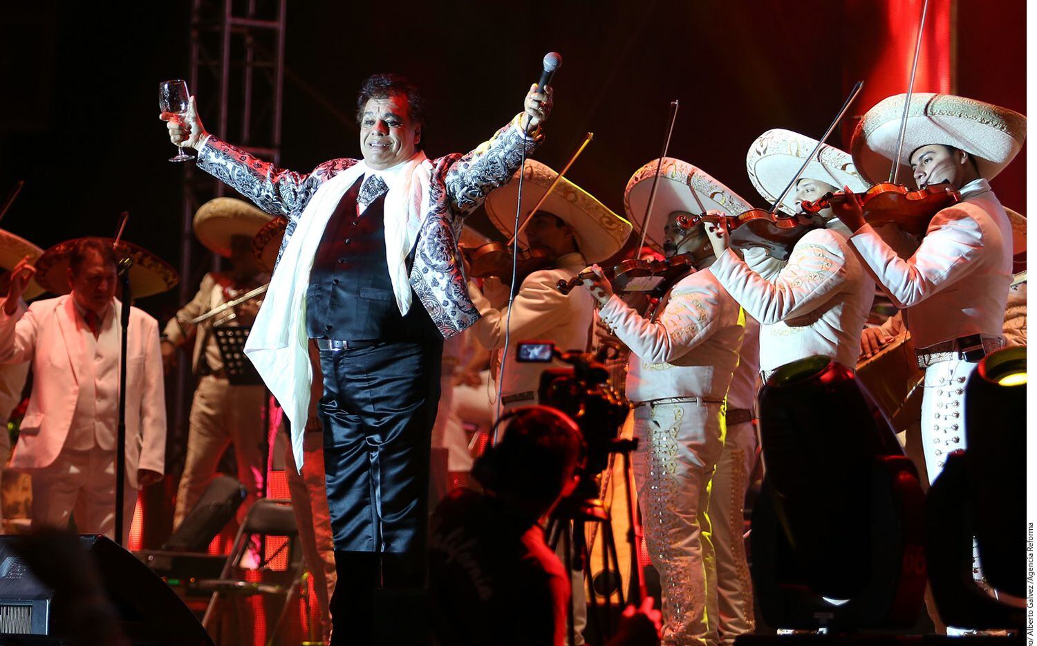 Cuáles son las primeras canciones de Juan Gabriel 2 Juan Gabriel en concierto