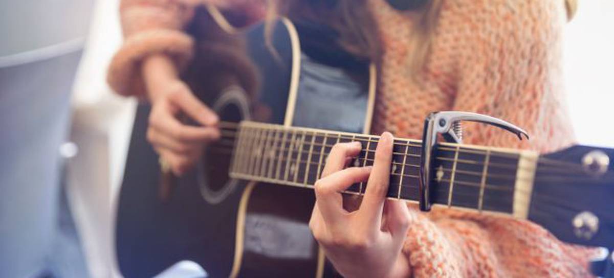 músicos tocando diversos géneros