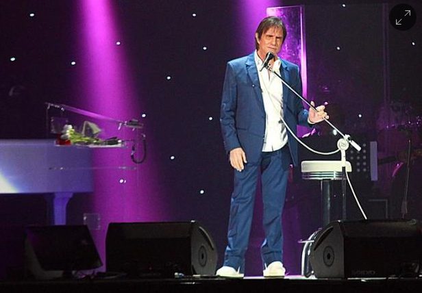 Quién canta la canción de cama y mesa 3 Roberto Carlos cantando en concierto