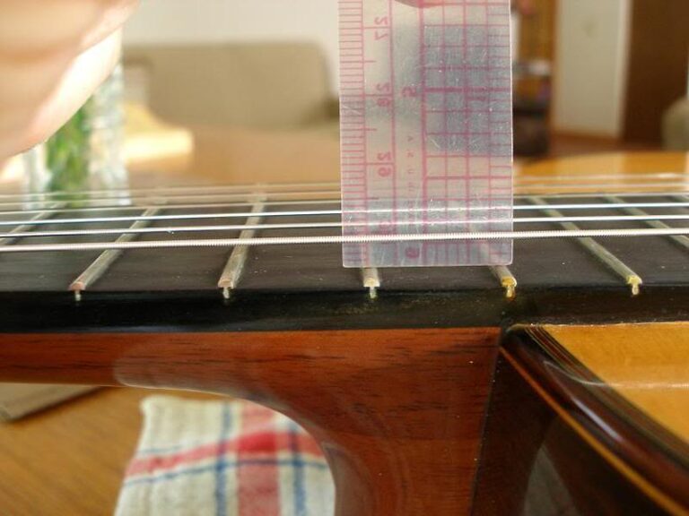 Qué tan separadas deben estar las cuerdas del mástil