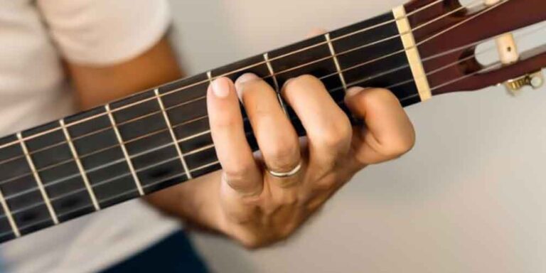 Qué escalas de guitarra aprender primero