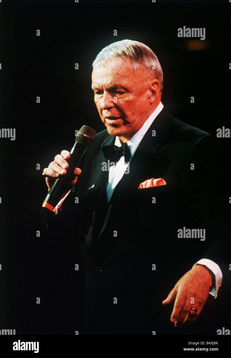 frank sinatra cantante en el escenario del royal albert hall de londres cantando