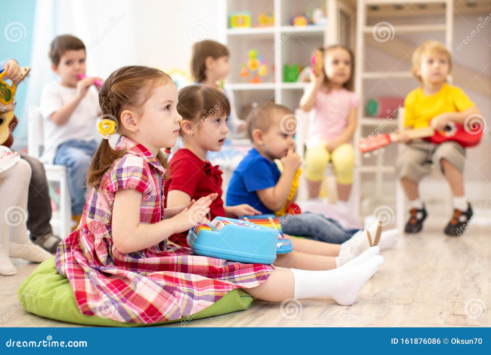 Niños preescolares tocando instrumentos musicales