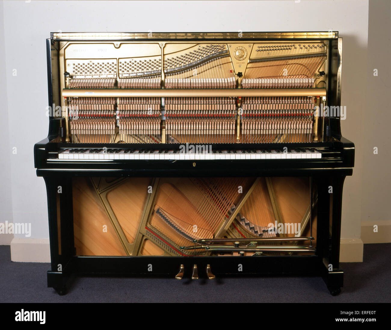 Piano vertical en interior