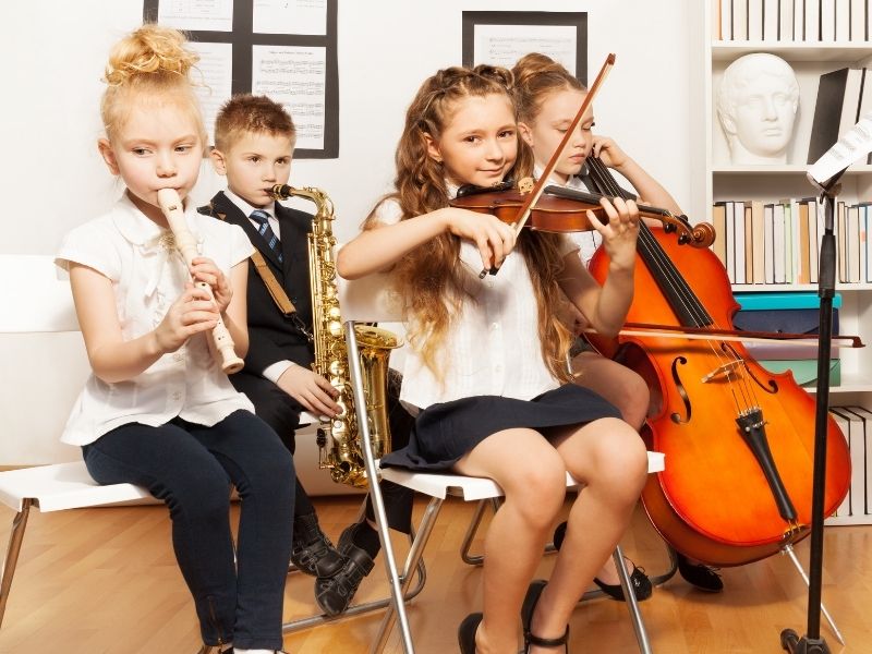 Niños pequeños clase de música instrumentos
