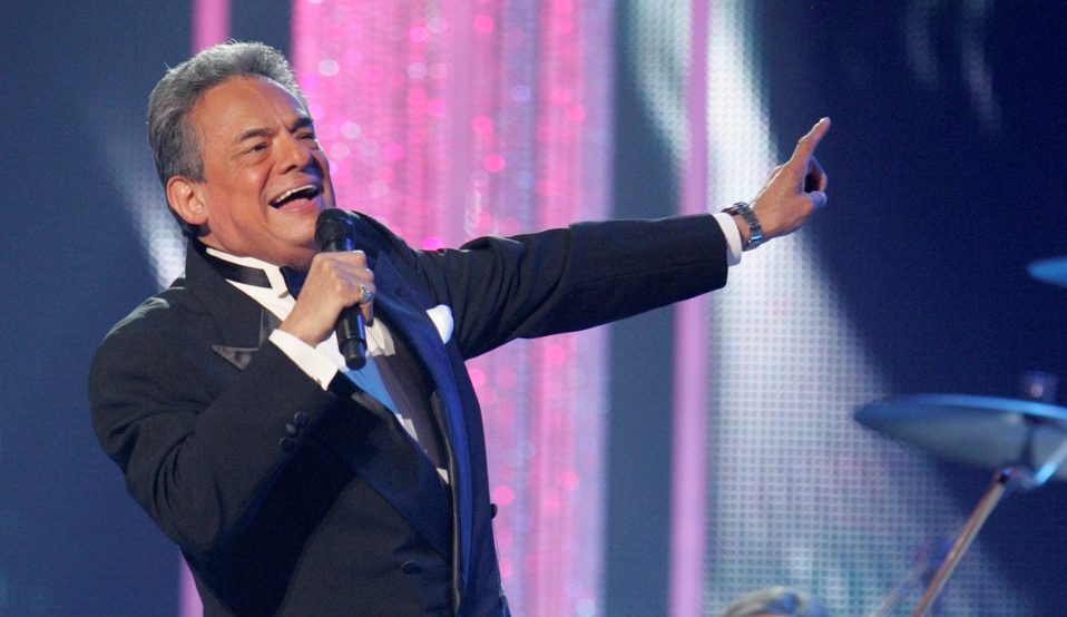 José José cantando en concierto