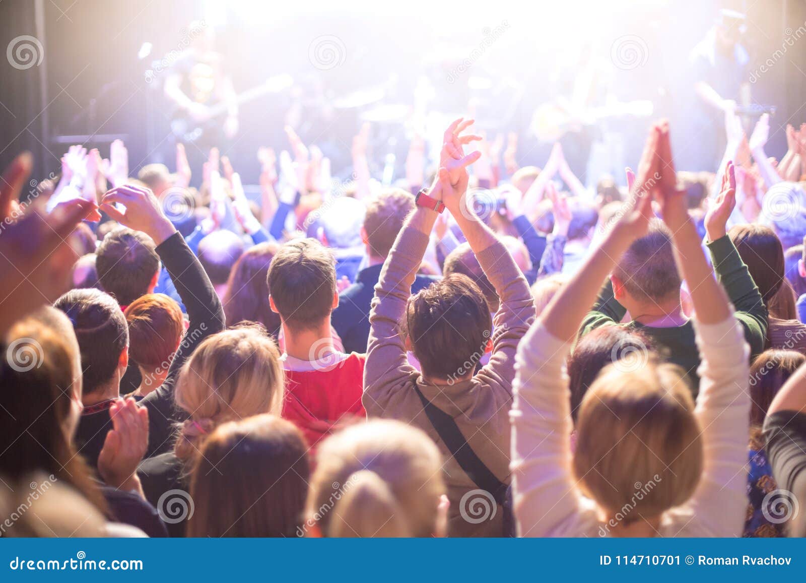 audiencia aplaudiendo concierto