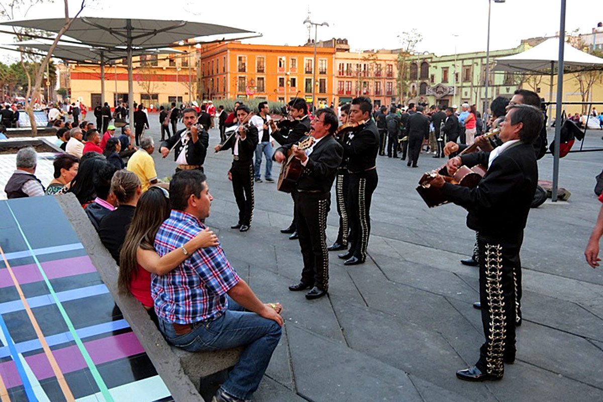La historia del mariachi en México: un viaje por sus raíces y tradiciones 1 mariachis tocando en una plaza