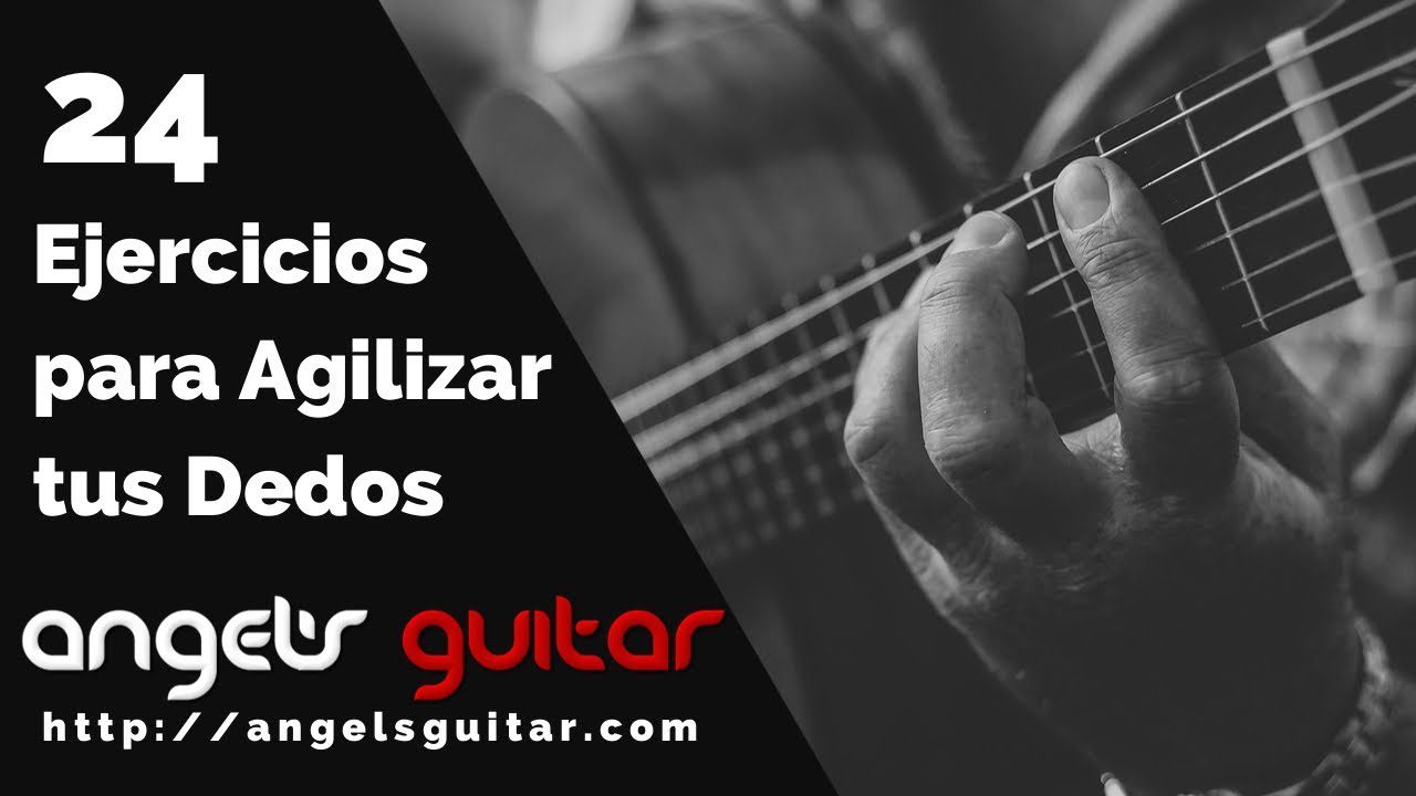 Manos digitando guitarra acústica