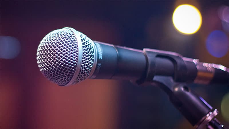 Cómo puedo mejorar mi técnica para cantar bien con micrófono 1 microfono