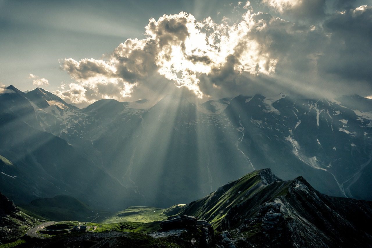 Qué figuras literarias hay en la canción Ojos color sol 3 Sol entre nubes y montañas