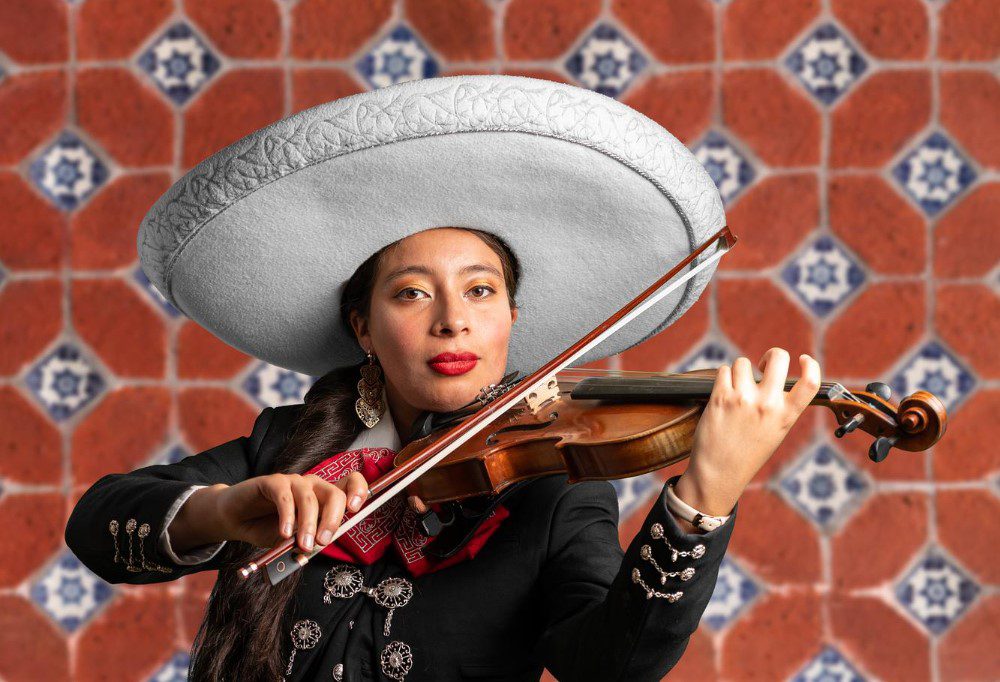 El papel de la mujer en el mundo del mariachi: Un análisis profundo y revelador 1 mujer tocando el violin en un mariachi