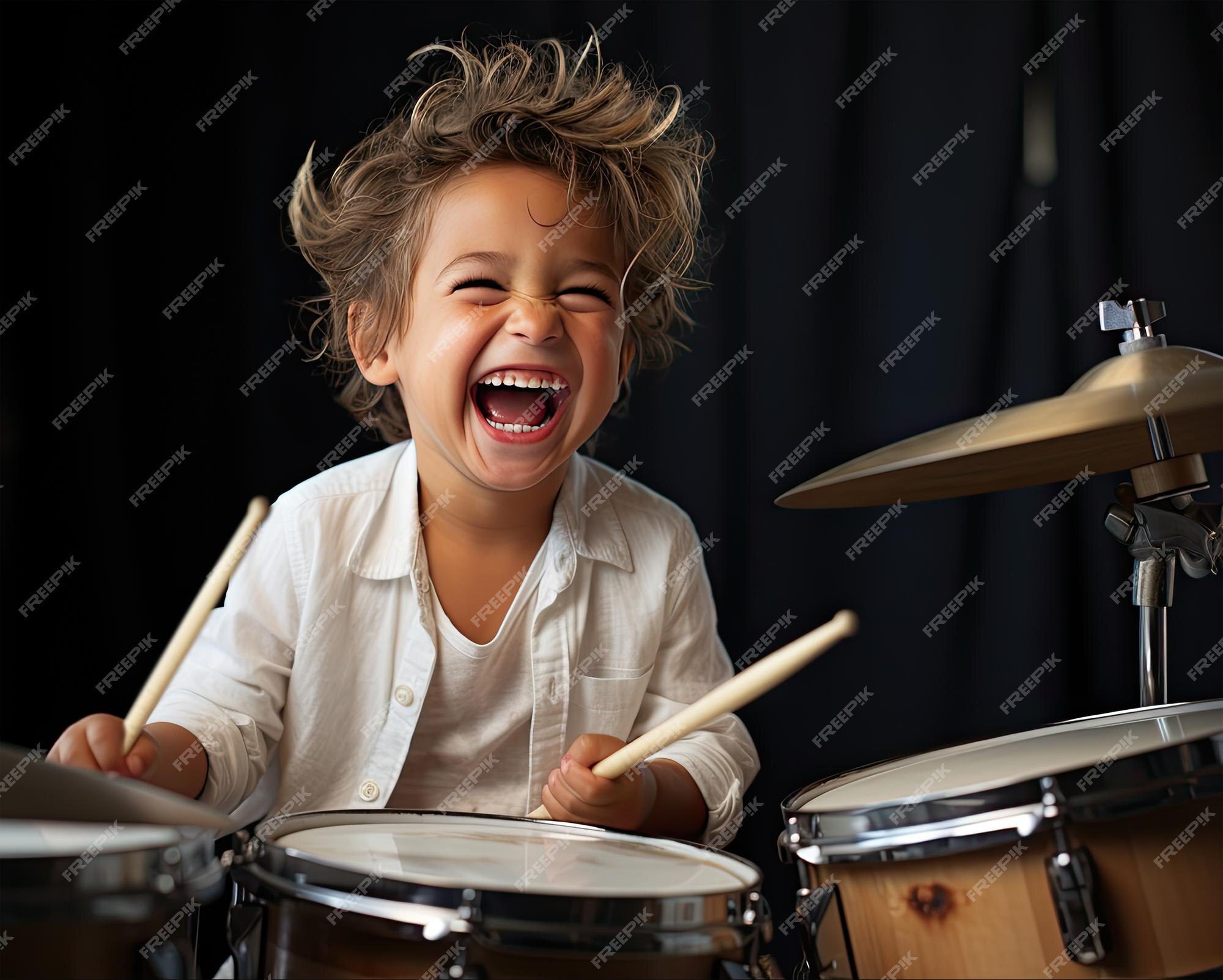 nino sonriente sosteniendo drumstick dos manos toca bateria sala estar 42887 325