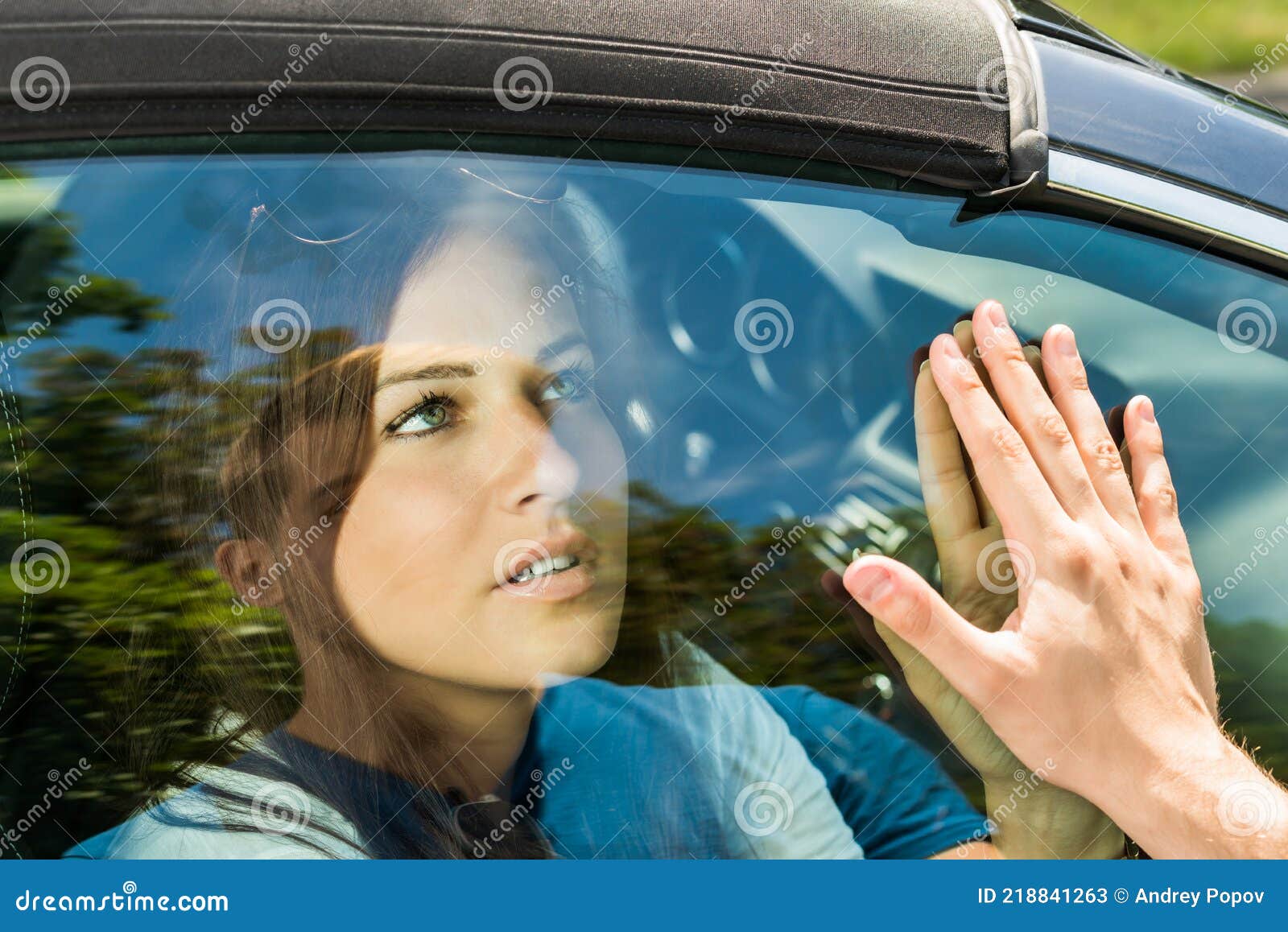 pareja despidiendose antes de viajar en coche diciendo adios traves la ventana del 218841263