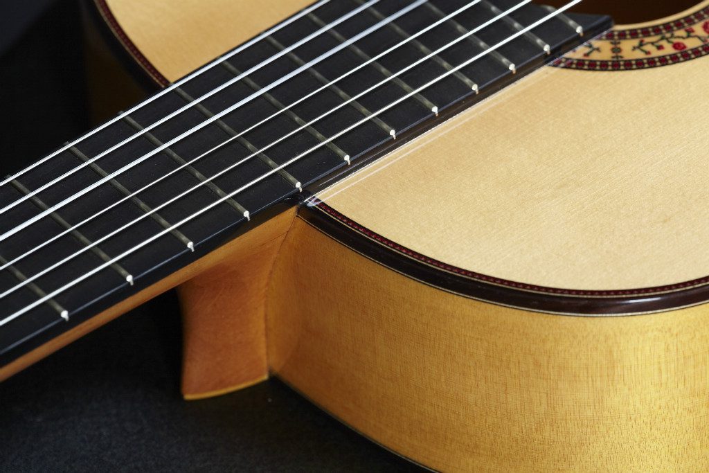 Guitarra afinándose con diapasón