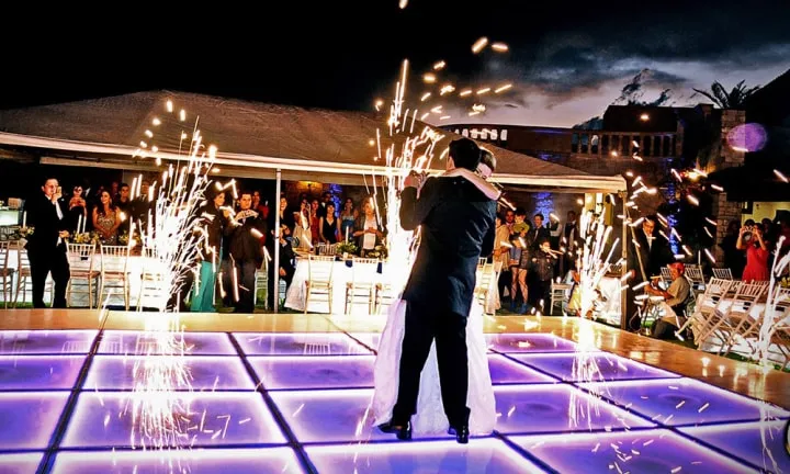 Qué música poner al inicio de una fiesta 2 Fiesta nocturna pista de baile iluminada