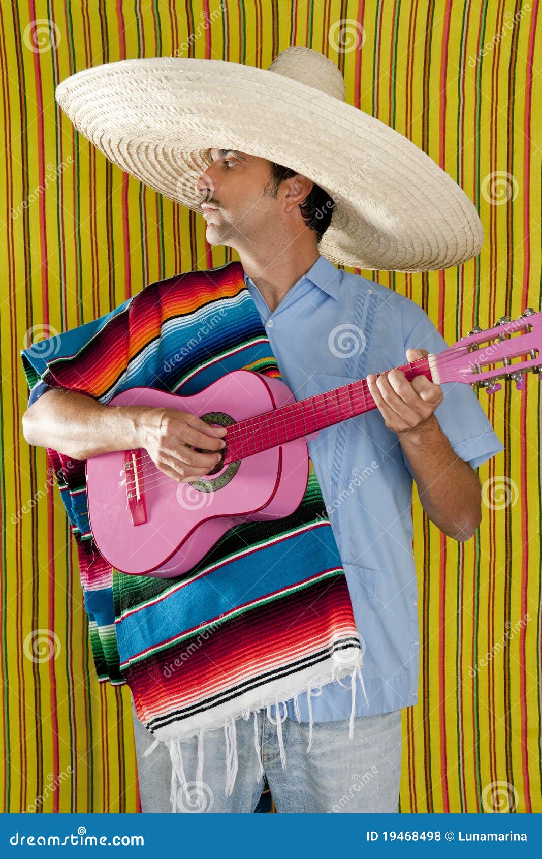 Guitarra sierreña y sombrero mexicano