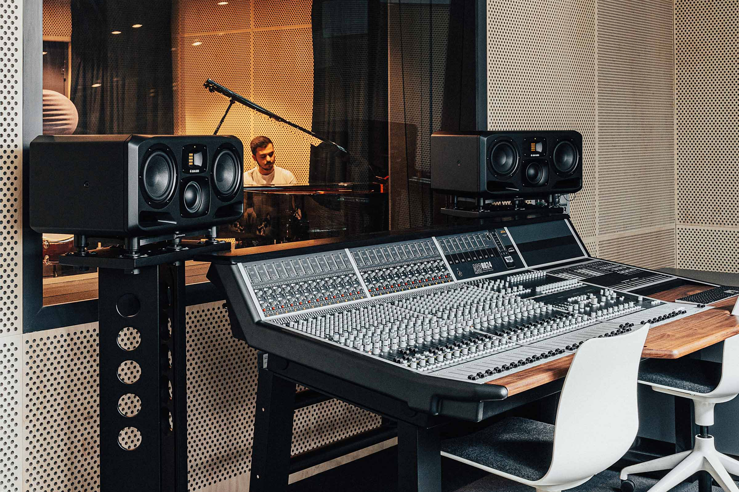 studio 2