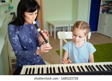 Instrumentos musicales y profesor enseñando