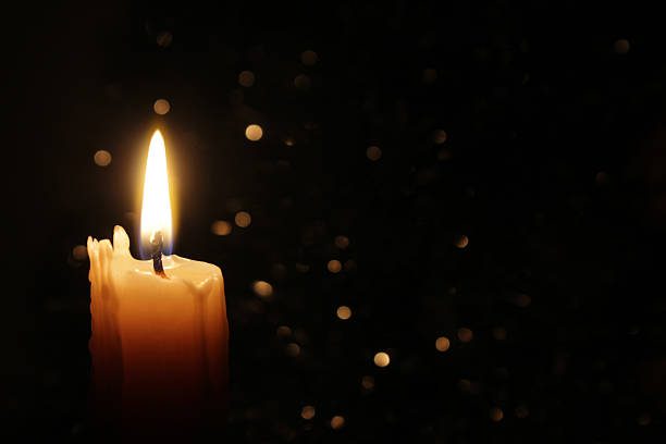 Luz de velas en oscuridad